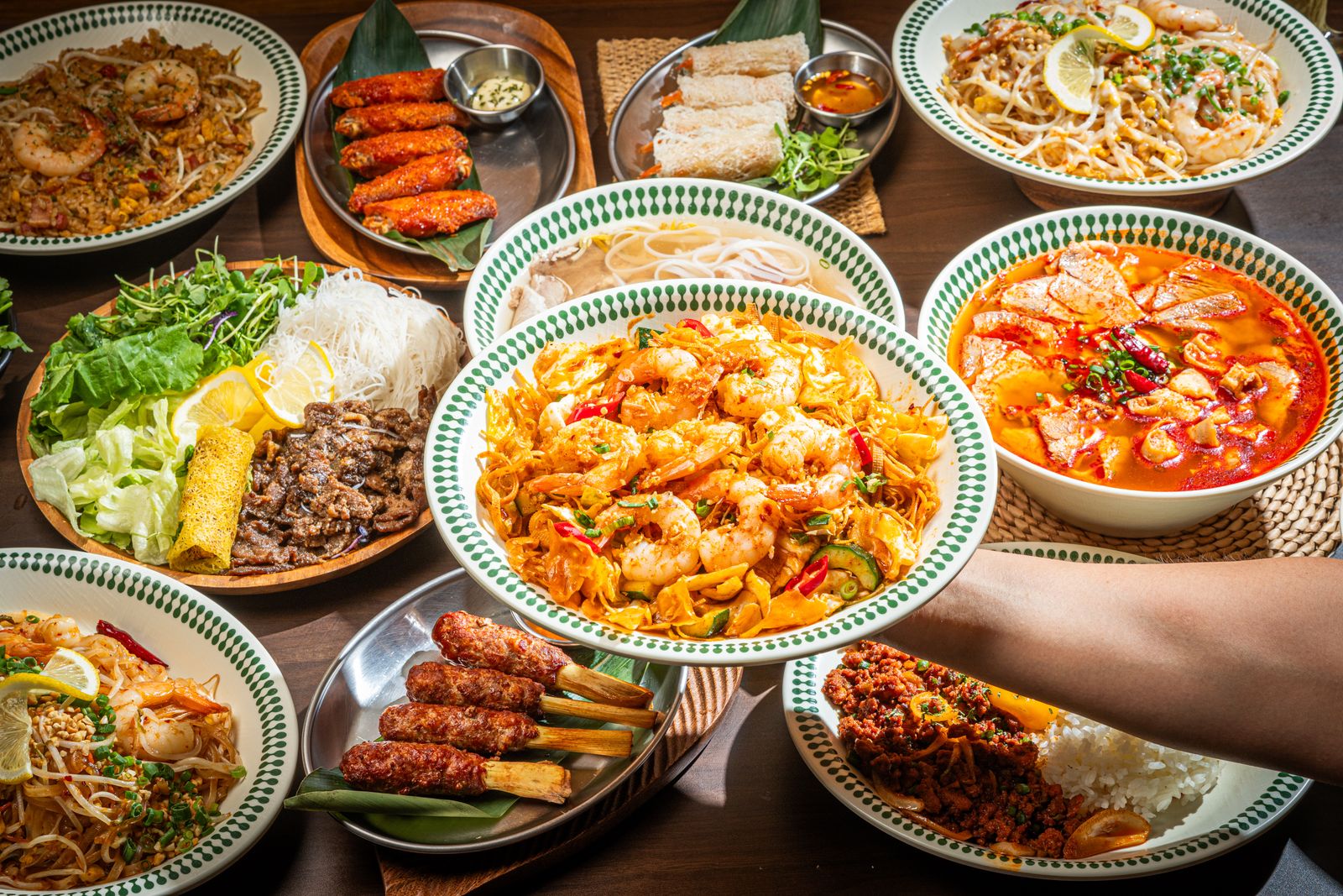 팟타이와 분짜, 매운 쌀국수가 함께 차려진 테이블